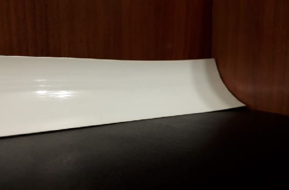 Instalacion de zócalos de 5cm color blanco