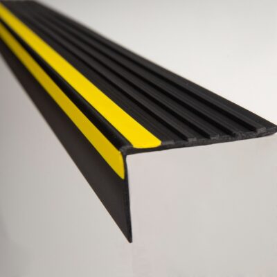 Perfil de grada Pvc Negra con Señalización Amarilla 1.20 MT Melavinyl