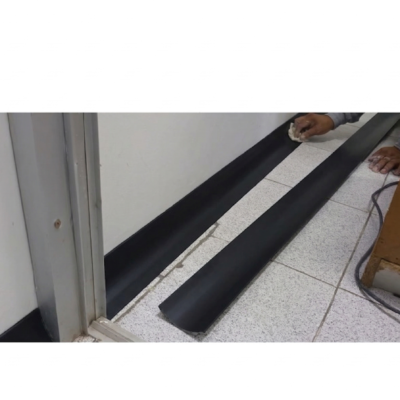 Instalacion de zócalos de 5cm color negro