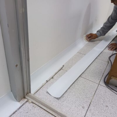Instalacion de zócalos de 5cm color blanco