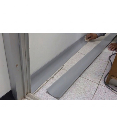 Instalacion de zócalos de 5cm color gris