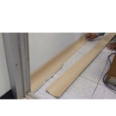 Instalacion de zócalos de 8cm color beige