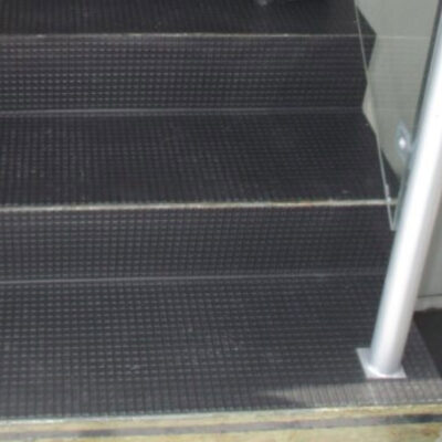 Instalación de escalón (paso y contra paso) de escalera con piso antideslizante