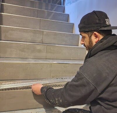 Instalación de escalón (paso y contra paso) de escalera con piso antideslizante