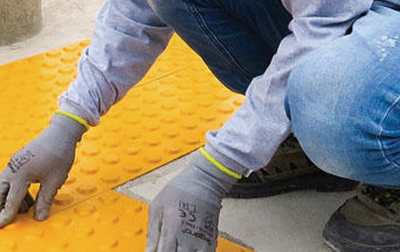 Instalación de baldosas podotáctiles pare o siga